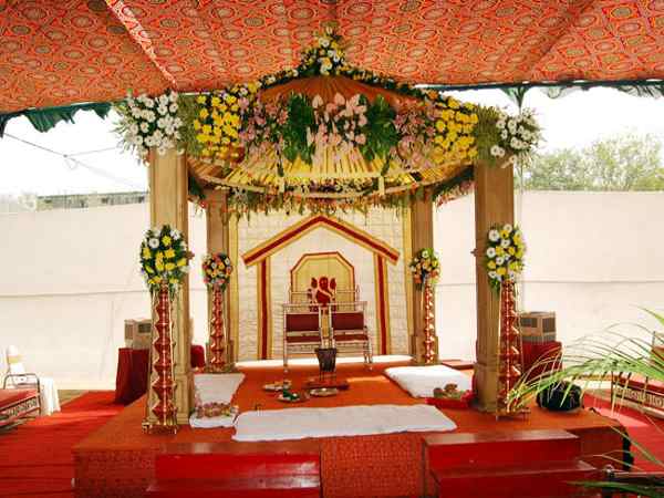 प्रेमी के घर के आगे सजा था मंडप