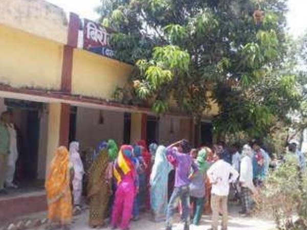 PICS: पति ने जैसे ही बोला तलाक, पत्नी ने किया चप्पल से पीटना शुरू