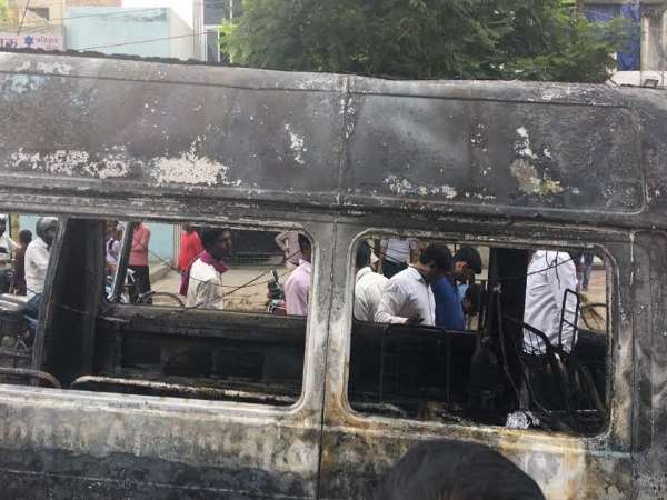 एम्बुलेंस में लगी भीषण आग, 6 दिन के मासूम को बचाने के लिए कर्मचारी ने दिखाई हिम्मत