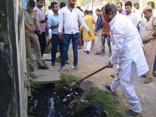 बजबजाती बदबूदार नालियों को किया खुद साफ