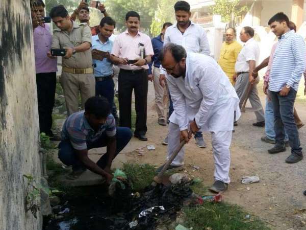 सफाई कर्मचारी के एक जवाब से खुद पकड़ लिया फावड़ा