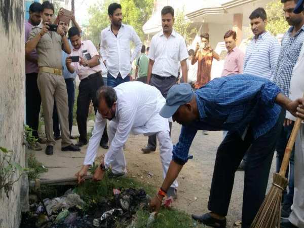 इसी अंदाज में नजर आते हैं मंत्री जी