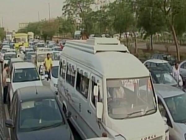 नोएडा-ग्रेटर नोएडा एक्सप्रेस-वे पर लगा था जाम