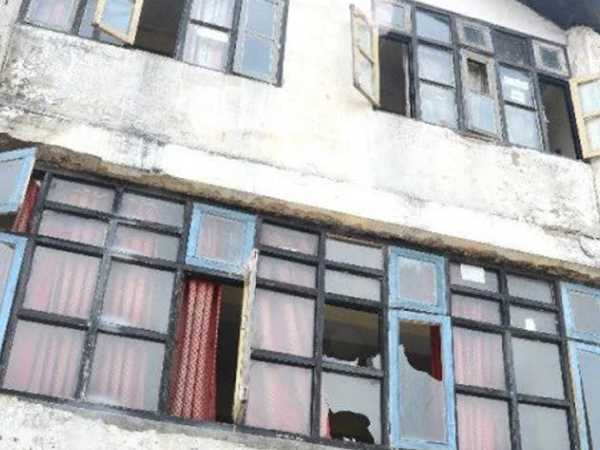 हॉस्टल में की भारी तोड़फोड़