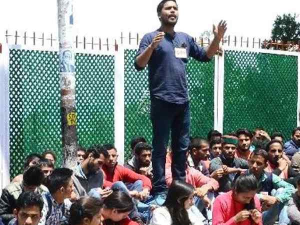 कुलपति के खिलाफ छात्रों का हल्ला बोल