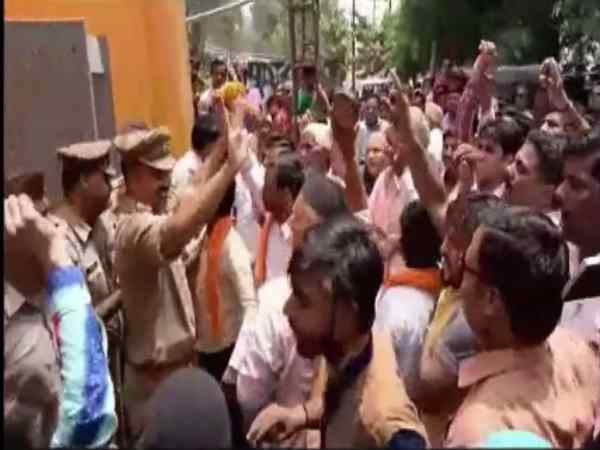 दलित समाज के लोगों ने दिखाए काले झंडे