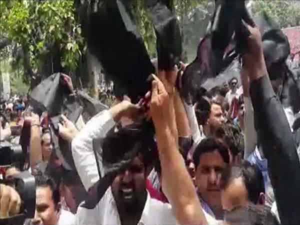 किसी को योगी से मिलने नहीं दिया गया