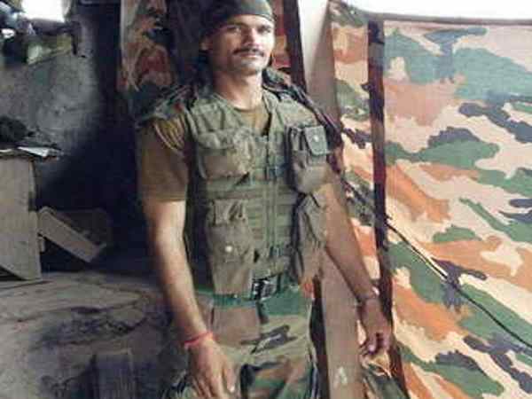 शहीद की पत्नी और मां की तबियत बिगड़ी शहीद की पत्नी और मां की तबियत बिगड़ी