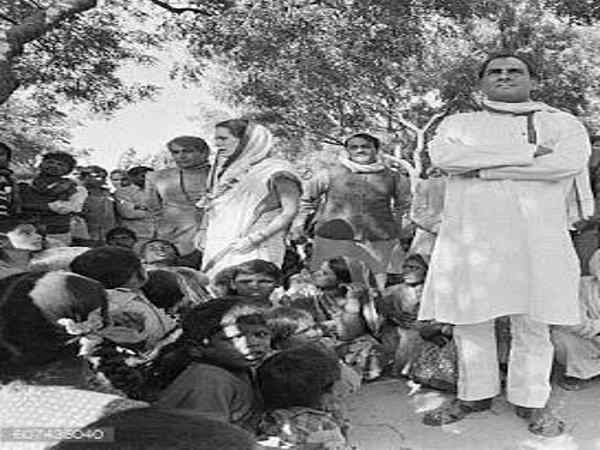 अपने हाथों से खिलाया केला