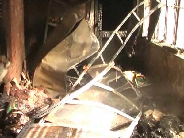 घर में ही बना था साड़ी का गोदाम