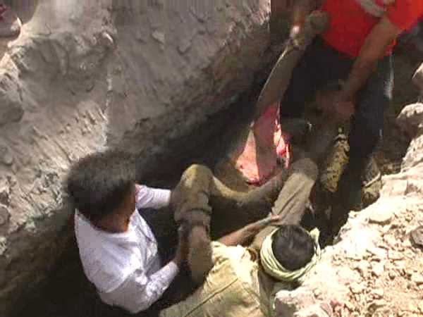 गोदाम की नींव में युवक की लाश