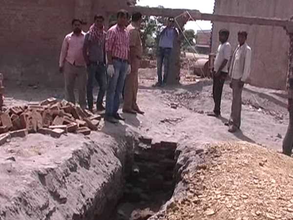 नींव को खोदा तो निकली लाश