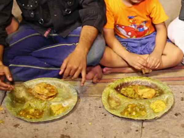 मजदूर, ठेलेवाले खाते हैं खाना मजदूर, ठेलेवाले खाते हैं खाना