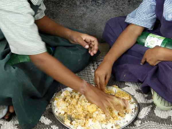 शहर के लोग भी कर रहे मदद शहर के लोग भी कर रहे मदद