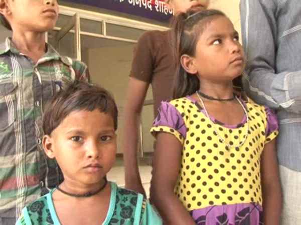 चाचा के घर रहने को मजबूर बच्चे