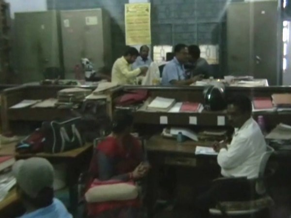 बेटी के भविष्य से भी खिलवाड़