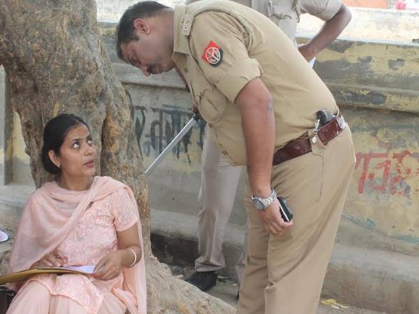 रात में पड़ोसियों ने दी महिला को शरण