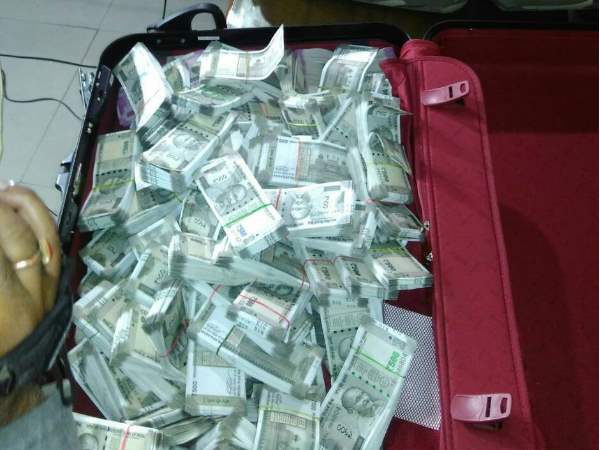 बड़े बैग में भरे मिले रुपए