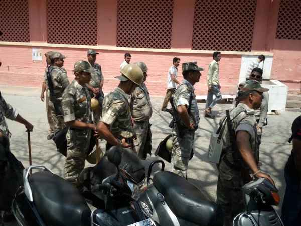 हटाए गए वरिष्ठ पुलिस अधीक्षक और डीएम हटाए गए वरिष्ठ पुलिस अधीक्षक और डीएम