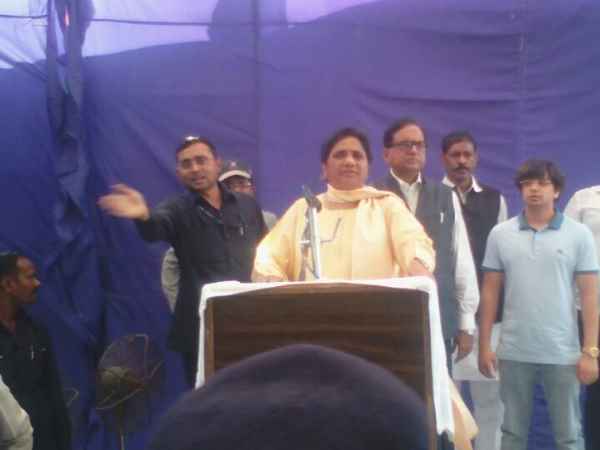 मायावती दौरे के दौरान हुई तलवारबाजी