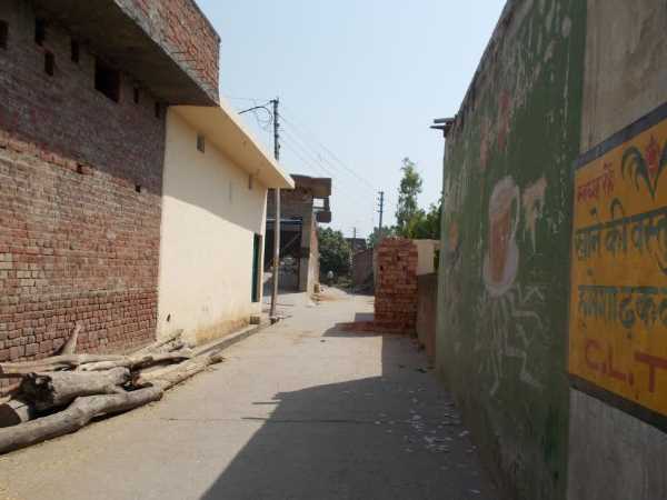 अपने-अपने घरों में दुबके हुए हैं लोग