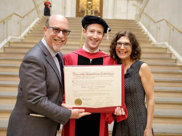 करीब 13 साल बाद हॉर्वर्ड यूनिवर्सिटी ने जुकरबर्ग को दी मानद डिग्री