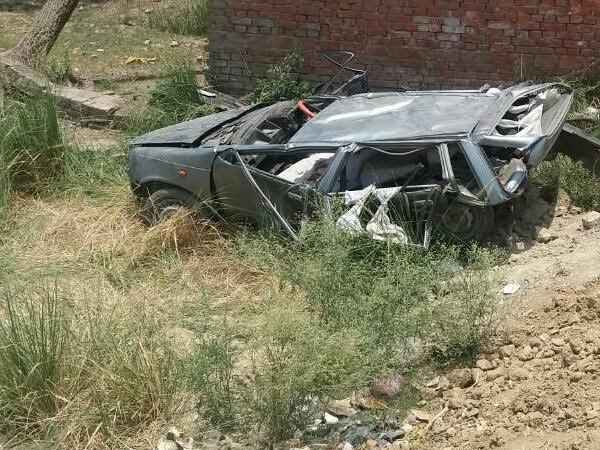 कार में क्या कर रहे थे दोनों?