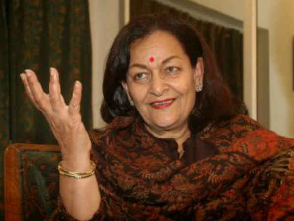 विवादों में भी रहा नाम 