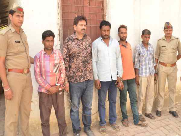 स्थानीय बदमाशों को भी मिला लेते थे साथ