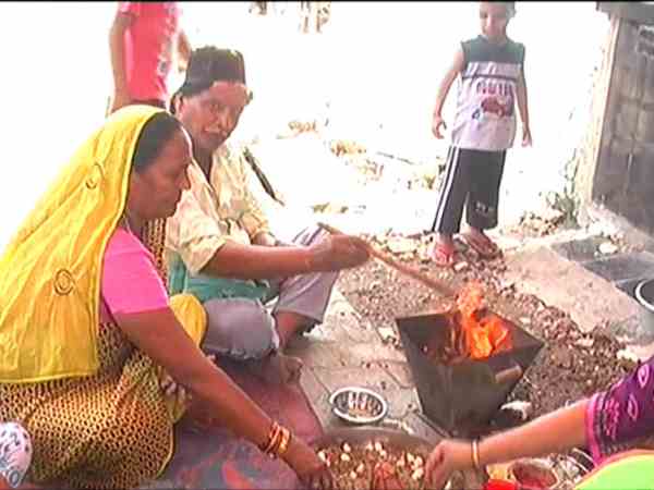 मन्नत पूरी होने पर घर लाए मूर्ति
