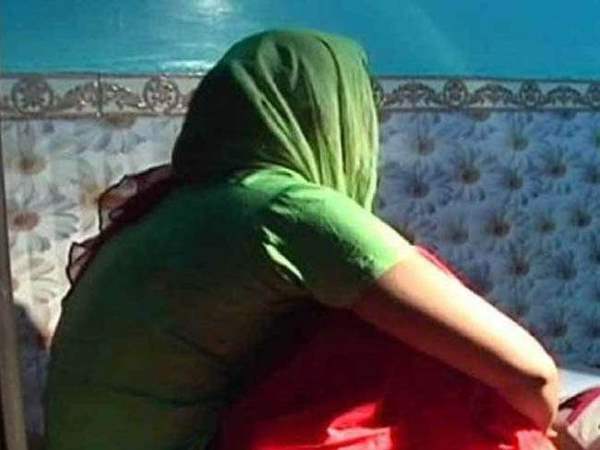 चिल्लाती रही लड़की, लेकिन किसी को नहीं आई दया