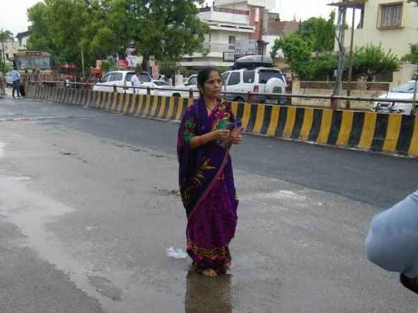 सुबह ही पहुंच गई थीं सीएम से मिलने