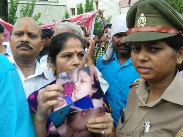 पुलिसवालों ने ऑफिस में जाने नहीं दिया