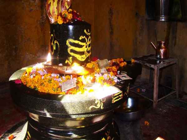 शिवलिंग गायब देख श्रद्धालुओं की लगी भीड़