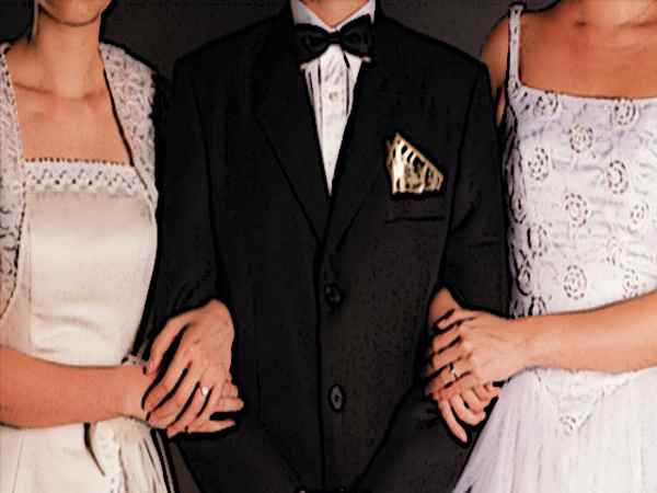 पहली पत्नी से तीन बच्चे भी हैं पहली पत्नी से तीन बच्चे भी हैं