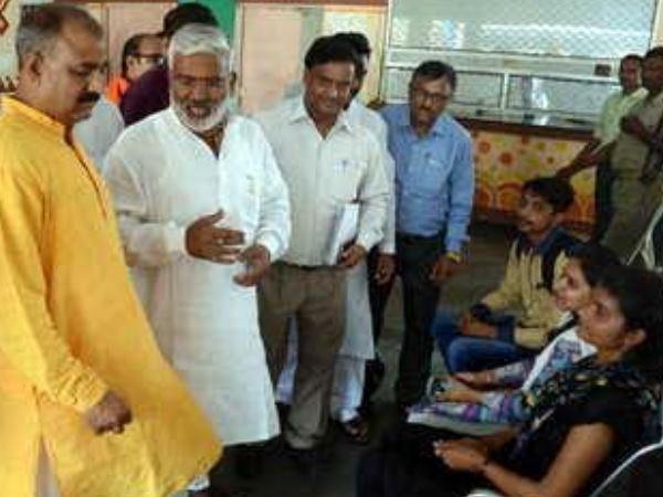 मंत्री जी से रोडवेज कर्मचारी बोला 'ये वॉल्वो है खटारा बस नहीं जो चढ़ लिए'