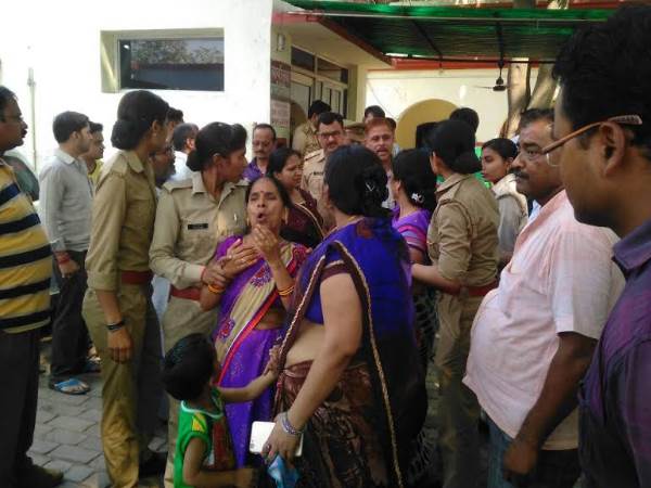 पुलिस मुकदमा दर्ज कर आरोपियों से कर रही है पूछताछ