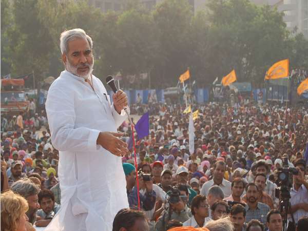 मोदी सरकार का प्रचार एक ढकोसला है