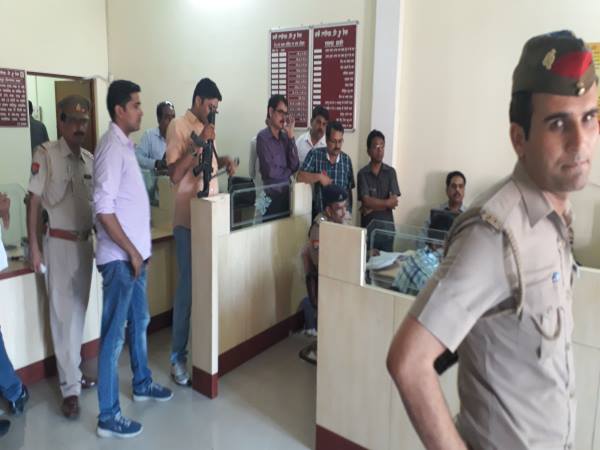 कर्मचारियों को बंधक बना लूटे साढ़े सात लाख रुपए