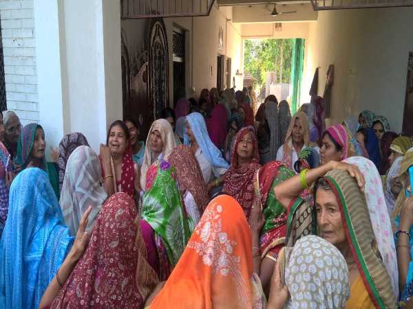 जवान का शव देख गांव में लगे पाकिस्तान मुर्दाबाद के नारे