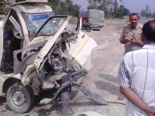 यूपी: ट्रक-मैजिक की आमने-सामने की टक्कर में 4 की दर्दनाक मौत