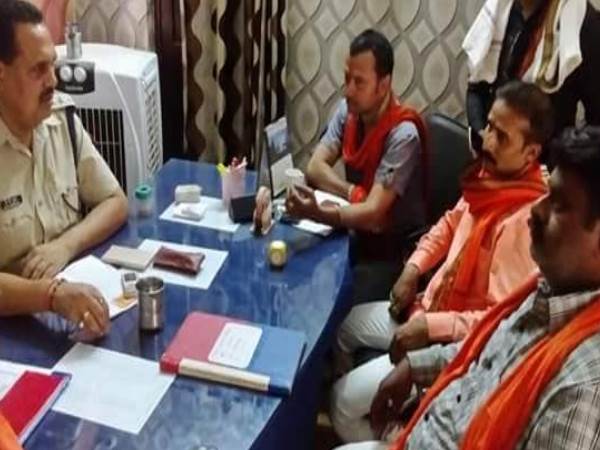 कब्रिस्तान में बछड़ा काटकर बिगाड़ा सांप्रदायिक माहौल, रात भर के बवाल में 4 लोग गिरफ्तार