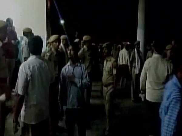 देखते-देखते दीवार के नीचे दफन हो गए 26 लोग, देखिए तस्वीरें