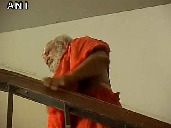 बाबरी विध्वंस: समर्पण करने CBI अदालत पहुंचे वेदांती समेत 4 लोग बाबरी विध्वंस: समर्पण करने CBI अदालत पहुंचे वेदांती समेत 4 लोग