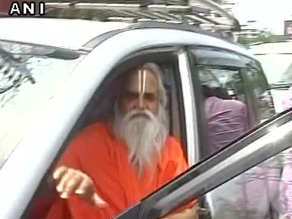 बाबरी विध्वंस: समर्पण करने CBI अदालत पहुंचे वेदांती समेत 4 लोग बाबरी विध्वंस: समर्पण करने CBI अदालत पहुंचे वेदांती समेत 4 लोग