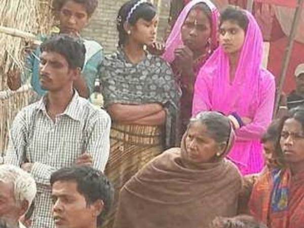 पहले लगा दिलफेंक है दूल्हा! फिर पता चला साली का हाथ पकड़ने वाला दूल्हा तो अंधा है 