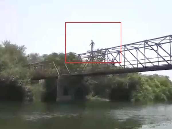 पुल पर चढ़कर स्टंट करने के चक्कर युवक ने गंवाई जान, देखिए VIDEO पुल पर चढ़कर स्टंट करने के चक्कर युवक ने गंवाई जान, देखिए VIDEO
