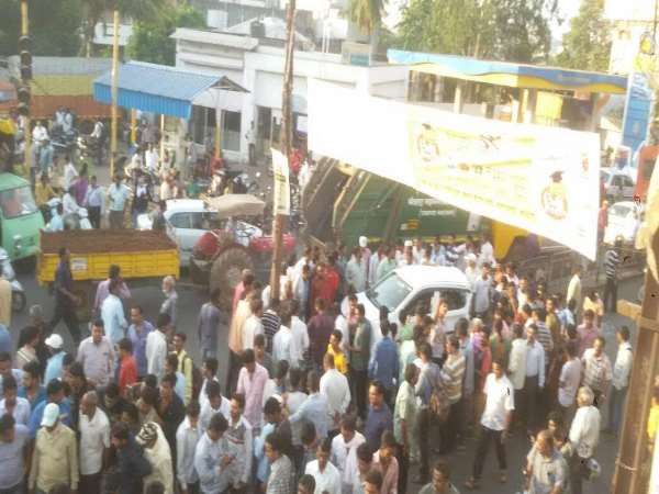 ड्राइवर को आया हार्टअटैक, भीषण दुर्घटना में 2 मौत 4 बुरी तरह घायल