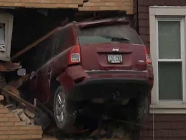 फर्राटें भरती कार जा घुुुुसी ड्राॅइंग रूम के अंदर फर्राटें भरती कार जा घुुुुसी ड्राॅइंग रूम के अंदर