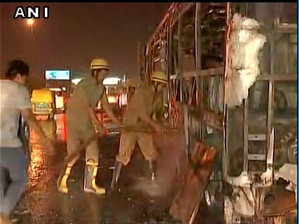 दिल्ली: विकास मार्ग पर DTC की बस में लगी आग